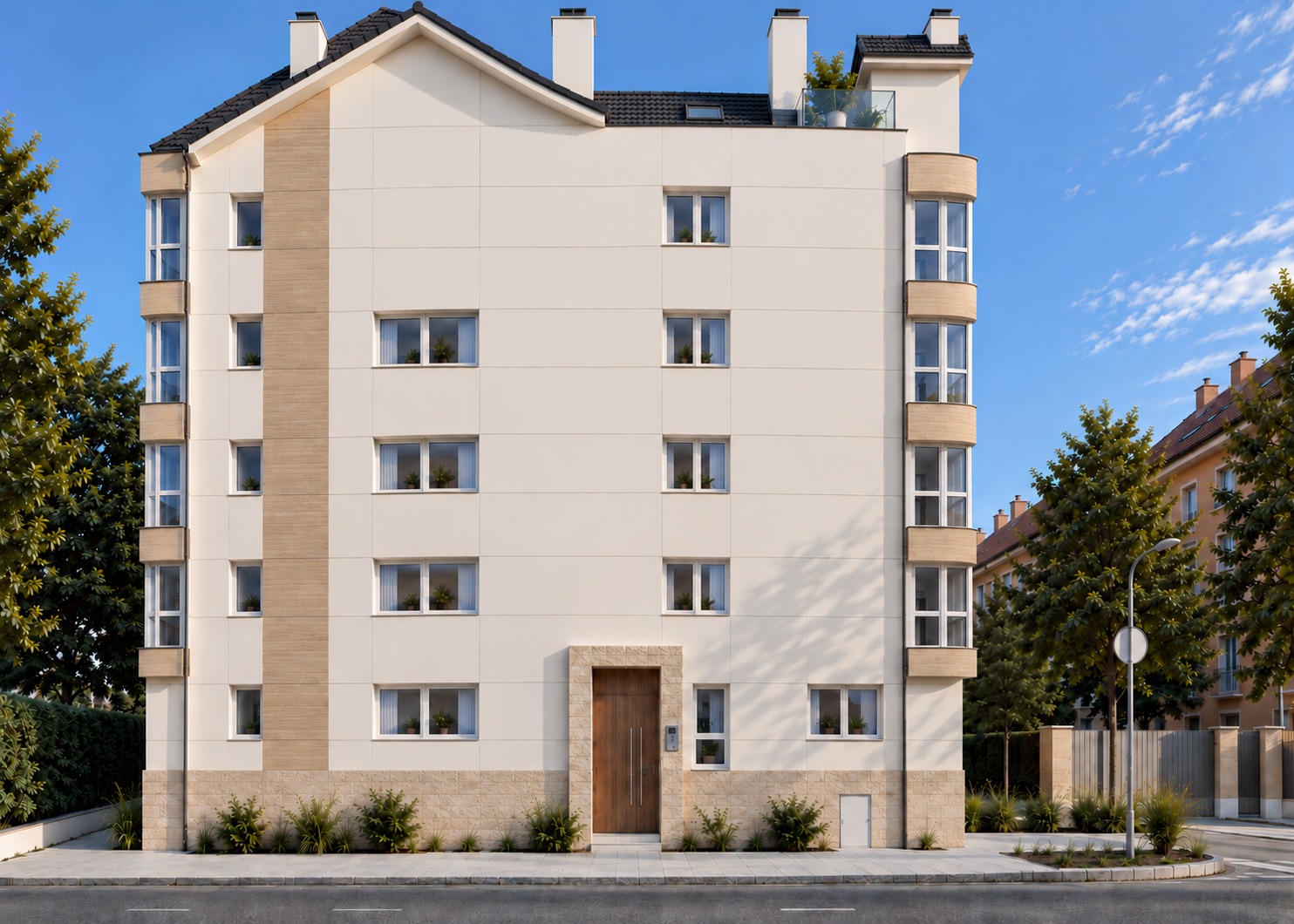 Fachada del edificio en tonos crema con miradores curvos y portal de madera